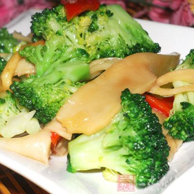 西蘭花擇洗干淨，掰成小塊，放入開水中焯透撈出，用涼水漂透
