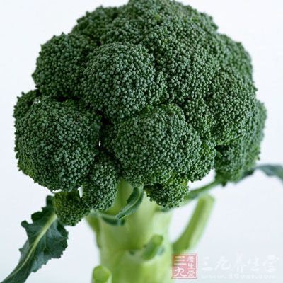 西蘭花用手掰成小朵洗淨