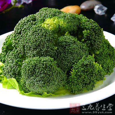 西蘭花一朵、蒜5瓣、鹽1匙、雞精少許、色拉油