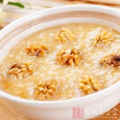 烏骨雞1只,洗淨切塊,蟲草、黨參各10克,黃精、熟地各5克,紗布包好,一同入鍋內 烏骨雞1只,洗淨切塊,蟲草、黨參各10克,黃精、熟地各5克,紗布包好,一同入鍋內