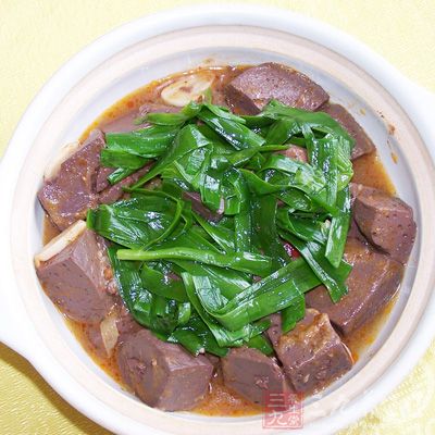豬血菠菜湯:取豬血500克,切成片,菠菜500克,洗淨切斷,共煮湯調味食用 豬血菠菜湯:取豬血500克,切成片,菠菜500克,洗淨切斷,共煮湯調味食用