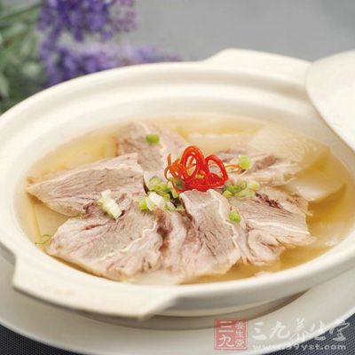 牛腩洗淨後切塊,焯水處理下,筍片也洗淨焯水處理 牛腩洗淨後切塊,焯水處理下,筍片也洗淨焯水處理