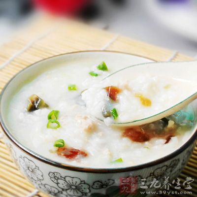 將煮好的大米白粥、小米粥、麥片粥等白味粥，調入桑椹粒和桑椹汁