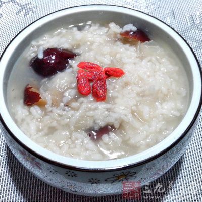 蓮子、芡實、薏苡仁、山藥、桂圓、紅棗、白扁豆各5克、粳米l00克，煮粥食用