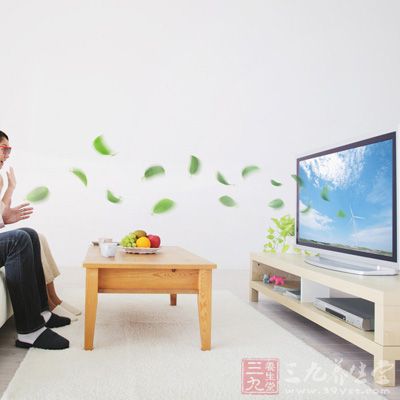 看電視時如果實在忍不住想吃點零食，不妨選擇水果、酸奶等幫助消化的食物