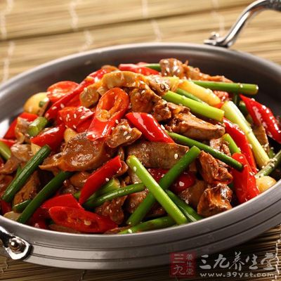 吃辣時多喝白開水及綠茶可以去火，降低油膩