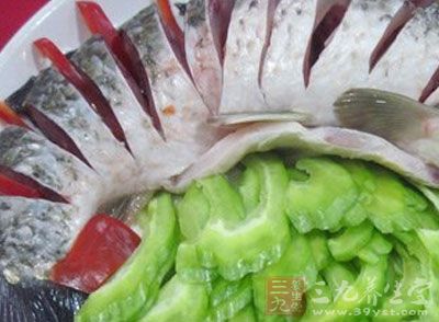 苦瓜皮蛋鲫魚湯