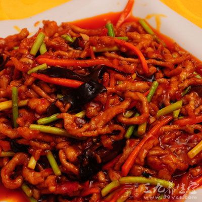 魚香肉絲，倒入筍絲和木耳絲，翻炒2分鐘後，倒入調好的汁
