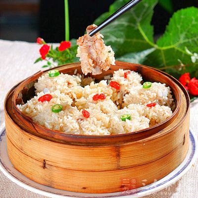 糯米用溫水泡半小時瀝干,排骨用醬油、姜蔥蒜粉、適量姜蓉蒜蓉、酒、鹽、白醋、香油腌半小時 糯米用溫水泡半小時瀝干,排骨用醬油、姜蔥蒜粉、適量姜蓉蒜蓉、酒、鹽、白醋、香油腌半小時