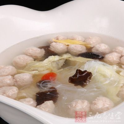 豬肉400克,雞蛋清20克,水發木耳10克,菠菜葉2片 豬肉400克,雞蛋清20克,水發木耳10克,菠菜葉2片