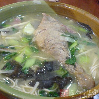 早先杭州人幾乎每家都有一只穿心暖鍋,就是北方人涮羊肉的那種鍋 早先杭州人幾乎每家都有一只穿心暖鍋,就是北方人涮羊肉的那種鍋