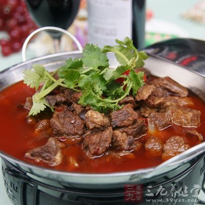真正的年終大戲是12點鐘,滿街的鞭炮聲響不絕耳,成都人在第一頓年夜飯時不會立刻把肚子填飽 真正的年終大戲是12點鐘,滿街的鞭炮聲響不絕耳,成都人在第一頓年夜飯時不會立刻把肚子填飽