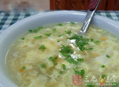 拿新鮮雞蛋一只，雞蛋液磕到碗裡，用力攪勻