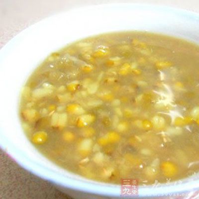 等到綠豆湯冷卻之後，放入冰箱冷藏，味道會更好