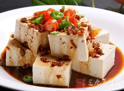 香辣豆腐，快出鍋時，先放入少許雞精