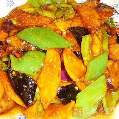 地三鮮，放入炸好的土豆塊和茄子塊翻炒，加入生抽、白糖、鹽炒勻入味即可