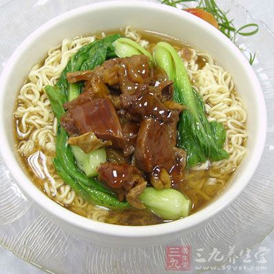 熟面條,黃瓜,醬油 熟面條,黃瓜,醬油