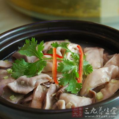 將豬肚加干生粉,用手抓洗干淨,切成塊,瘦肉切成厚片,生姜去皮切片 將豬肚加干生粉,用手抓洗干淨,切成塊,瘦肉切成厚片,生姜去皮切片