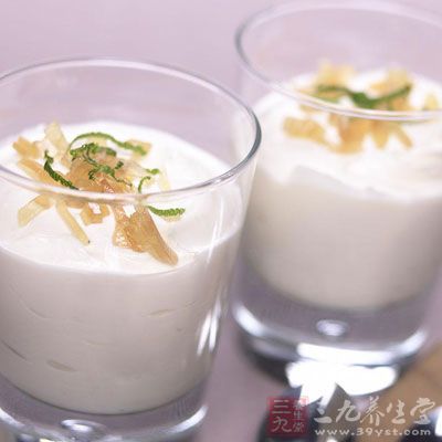 100g酸奶+2g綠茶粉,可以先用一點涼開水把綠茶粉化成綠茶泥 100g酸奶+2g綠茶粉,可以先用一點涼開水把綠茶粉化成綠茶泥