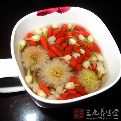 枸杞15克、菊花10克,沸水沖泡,每日代茶飲用 枸杞15克、菊花10克,沸水沖泡,每日代茶飲用