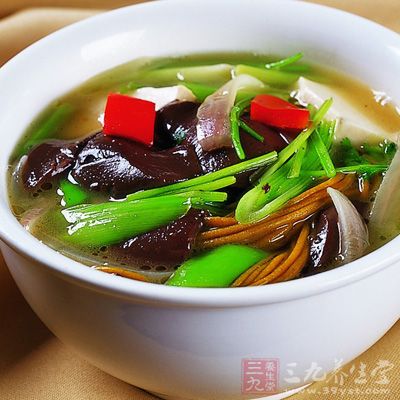 黑木耳10克、嫩豆腐250克、胡蘿卜30克、水發香菇150克 黑木耳10克、嫩豆腐250克、胡蘿卜30克、水發香菇150克