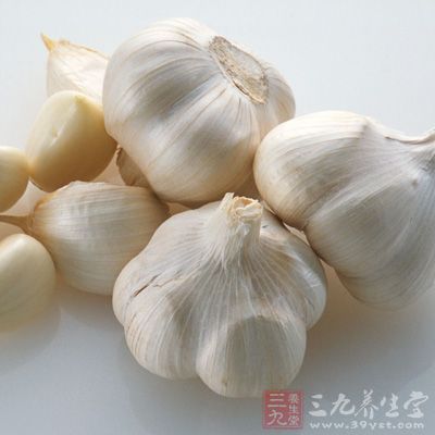 抽煙喝酒時吃些生蒜，可使血液變稀，平衡稀釋血液