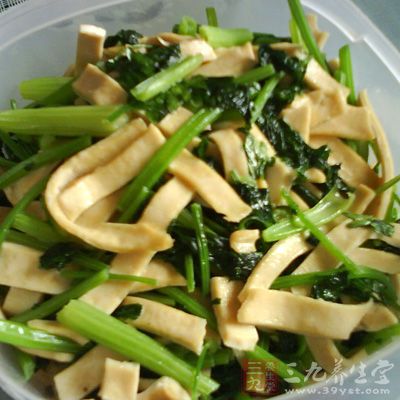 芹菜炒干絲鮮香可口，具有降壓平肝，通便的功效