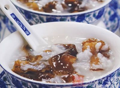 豬腎苡仁山藥粥具有補腎健脾，祛淤化斑的功效