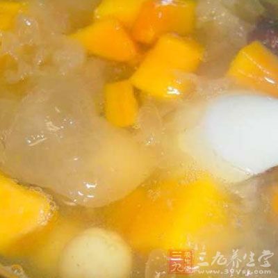 湯燒出來的正色是奶白色，女人喝最好，具有美容，滋潤效果