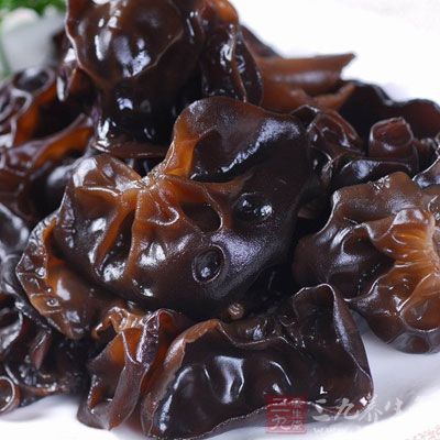 木耳因生長在潮濕陰涼的環境中，中醫學認為它具有補氣活血、涼血滋潤的作用