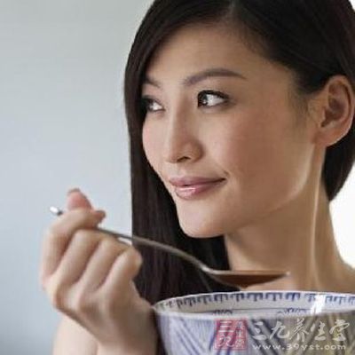 除喝湯外,可以吃些西紅柿、牛肉 除喝湯外,可以吃些西紅柿、牛肉