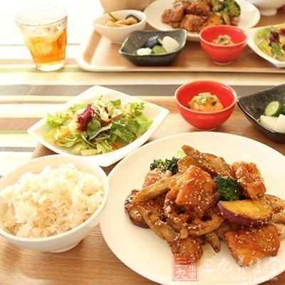 拔罐減肥午餐主要包括了蔬菜、一到二兩米飯、肉類一種 拔罐減肥午餐主要包括了蔬菜、一到二兩米飯、肉類一種