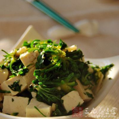 荠菜拌豆腐適用於高血壓、水腫等症 荠菜拌豆腐適用於高血壓、水腫等症
