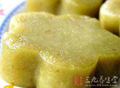 扁豆糕制作要領扁豆沙、豆沙餡鋪時要均勻,切塊時要大小一致 扁豆糕制作要領扁豆沙、豆沙餡鋪時要均勻,切塊時要大小一致
