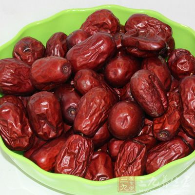 大棗有補血功效,與桂圓、葡萄干熬粥食用,效果更佳,貧血患者適宜食用 大棗有補血功效,與桂圓、葡萄干熬粥食用,效果更佳,貧血患者適宜食用