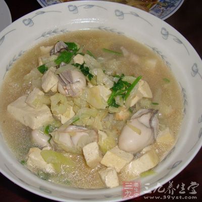 青椒胡蘿卜各一個,鮮牡蛎肉,嫩豆腐,鹽,味精,姜絲,蒜片,濕澱粉,花生油,蚝油等各適量 青椒胡蘿卜各一個,鮮牡蛎肉,嫩豆腐,鹽,味精,姜絲,蒜片,濕澱粉,花生油,蚝油等各適量
