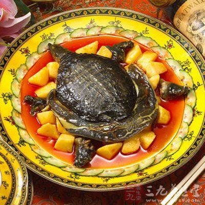 原料：鮮活甲魚一只(約500克)，黃芪50克，寧夏枸杞30克