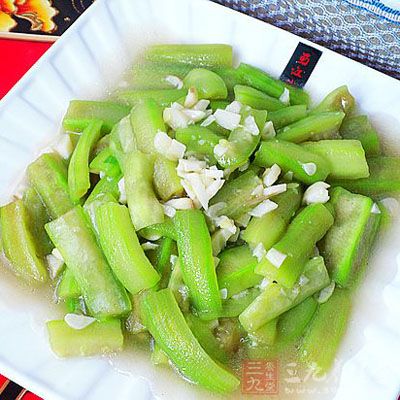 原料：絲瓜兩根，大蒜一頭，蔥花