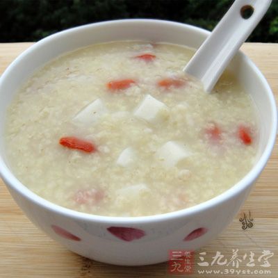 取枸杞50克,粳米100克,同煮成粥,早、晚隨量食用 取枸杞50克,粳米100克,同煮成粥,早、晚隨量食用
