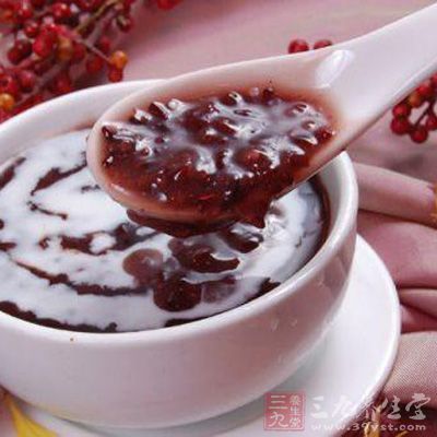 紅豆能通小腸利小便去腫脹，另外它有調經通乳作用