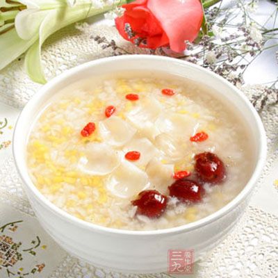對於喉嚨不適、發言疼痛的人，溫熱的粥汁能滋潤喉嚨