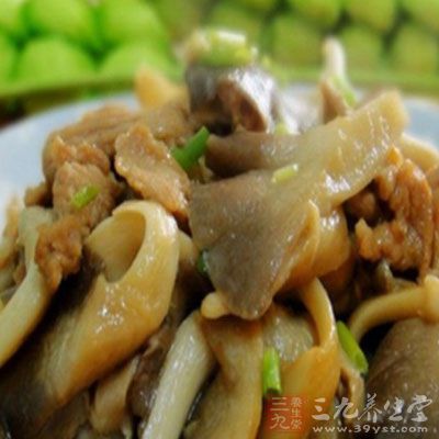 小雞炖蘑菇是一道東北名菜