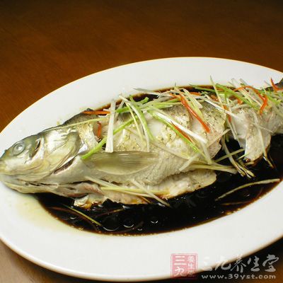 將草魚洗淨切成片 將草魚洗淨切成片