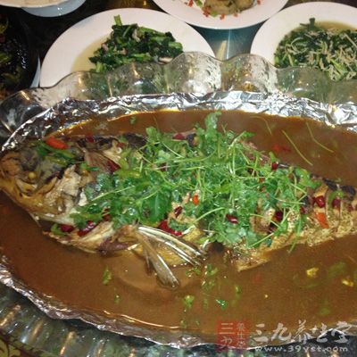 草魚片150克,生姜片25克,米酒100毫升 草魚片150克,生姜片25克,米酒100毫升