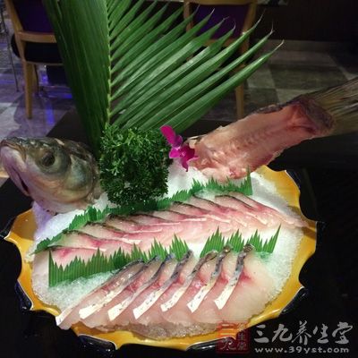 民間將草魚與油條、蛋、胡椒粉同蒸,可益眼明目,適合老年人溫補健身 民間將草魚與油條、蛋、胡椒粉同蒸,可益眼明目,適合老年人溫補健身
