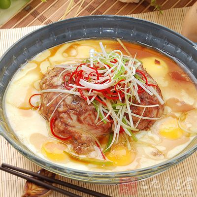 紅果蘸上冰糖的神奇食品“冰糖葫蘆”，更是東北入冬季裡的風俗美食
