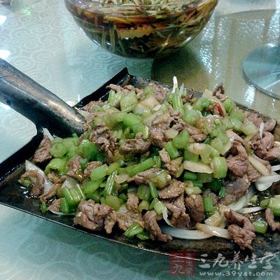 東北菜因其傳統的明顯庶民大眾性和市場化後的“家常”性而應運走紅