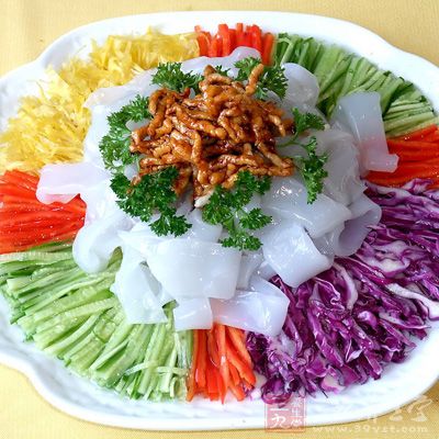 拉皮、黃瓜絲、胡蘿卜絲、干豆腐絲、木耳絲、豬肉絲、雞蛋絲，加醬料拌勻即可