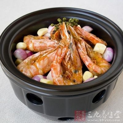砂鍋上旺火，用油滑鍋，將蝦下鍋稍煎，烹入紹酒和姜汁，加蓋稍焖，加糖、鮮湯，加蓋焖