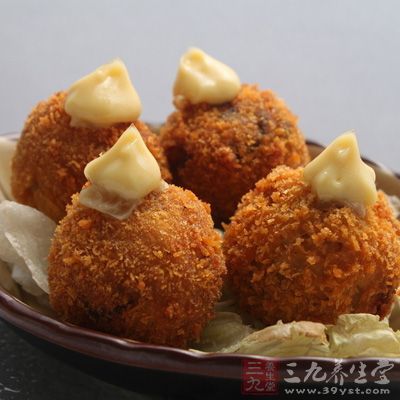 蝦仁四兩(最好用新鮮蝦仁)、切片面包兩片，面包糠適量、番茄醬兩大匙、雞蛋、澱粉兩大匙、料酒兩大匙、鹽適量
